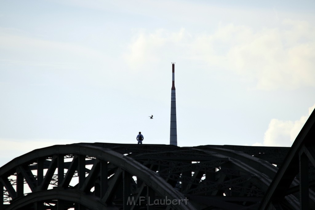 PSpringt kein Suizid Brueckenspringer Koeln Hohenzollernbruecke P076.JPG - Miklos Laubert